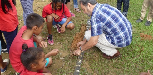 Michel Brossard, directeur de l’IRD Guyane est venu à l’école de Régina!