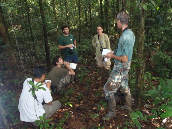 Agents réserve et CNRS en formation chants d'oiseaux lors d'un point d'écoute © J. Devillechabrolle